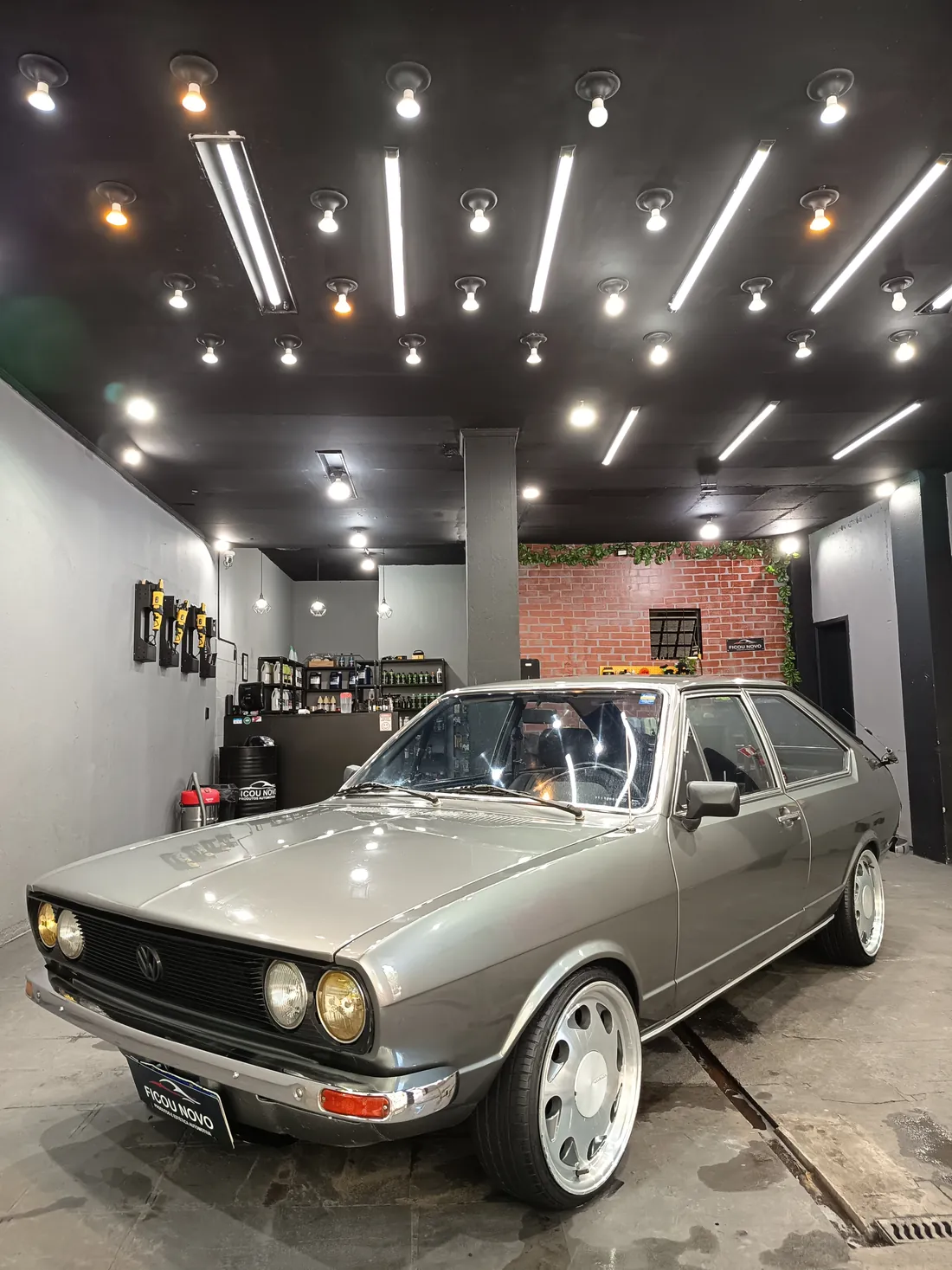Carro clássico no espaço da Ficou Novo