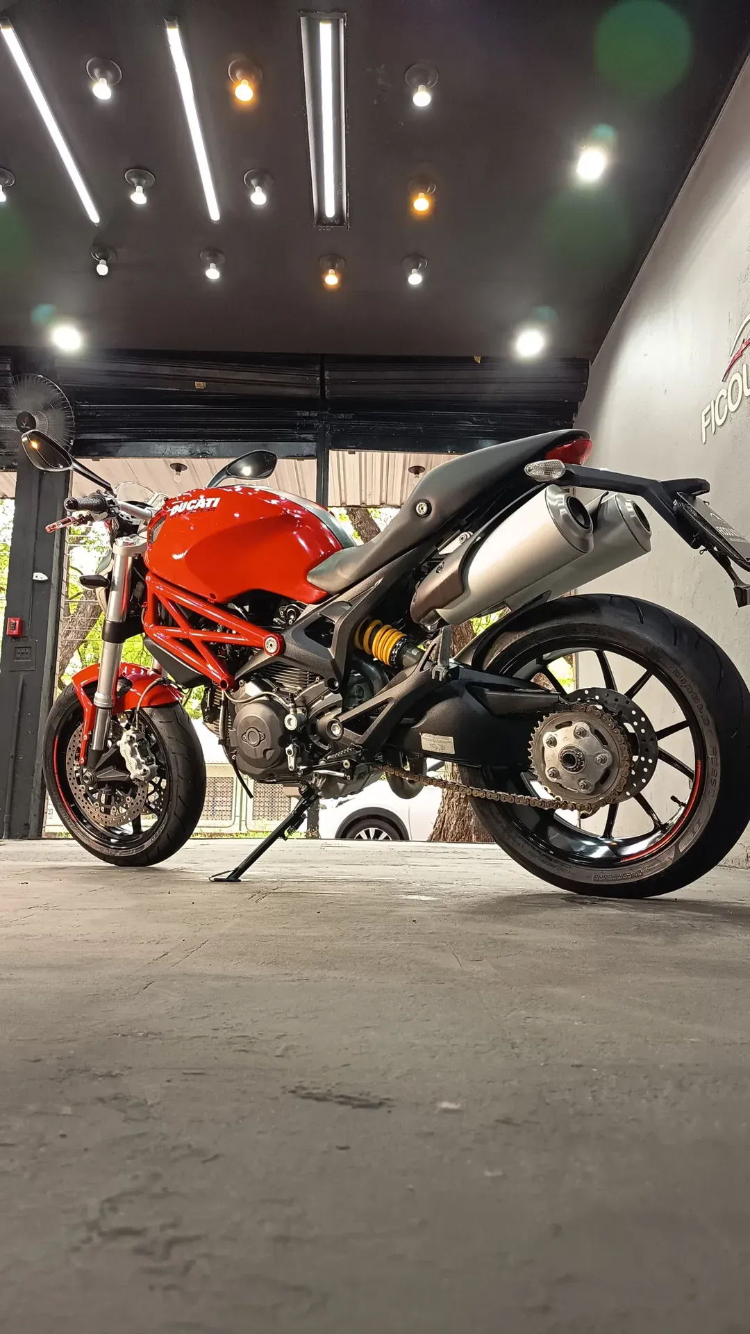 Moto vermelha fotografada no estúdio